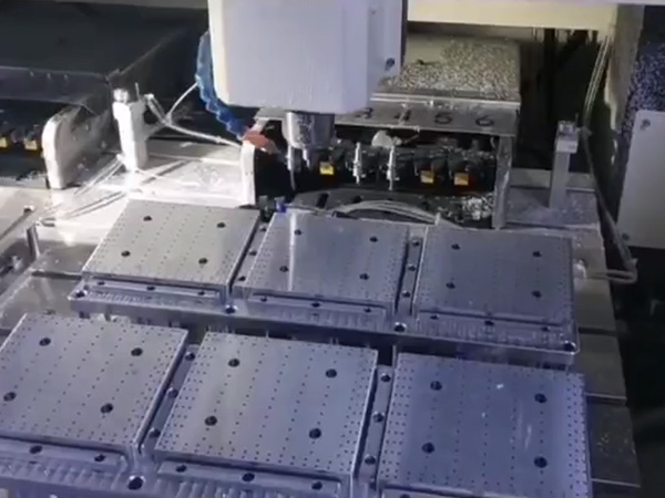精加工铝合金工业相机外壳的精雕机自动换刀过程