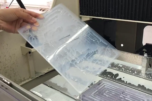 平板电脑玻璃精雕机磨边倒角精加工后的成品展示